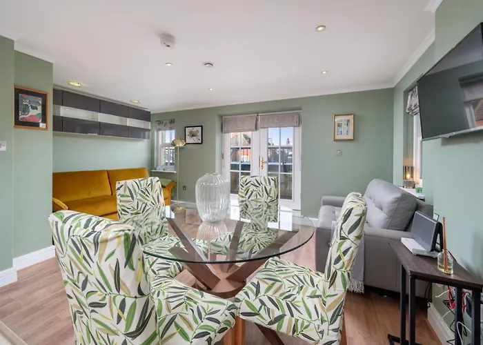 Designer 1 Bed Flat Barons Court Sleeps 4, Balcony