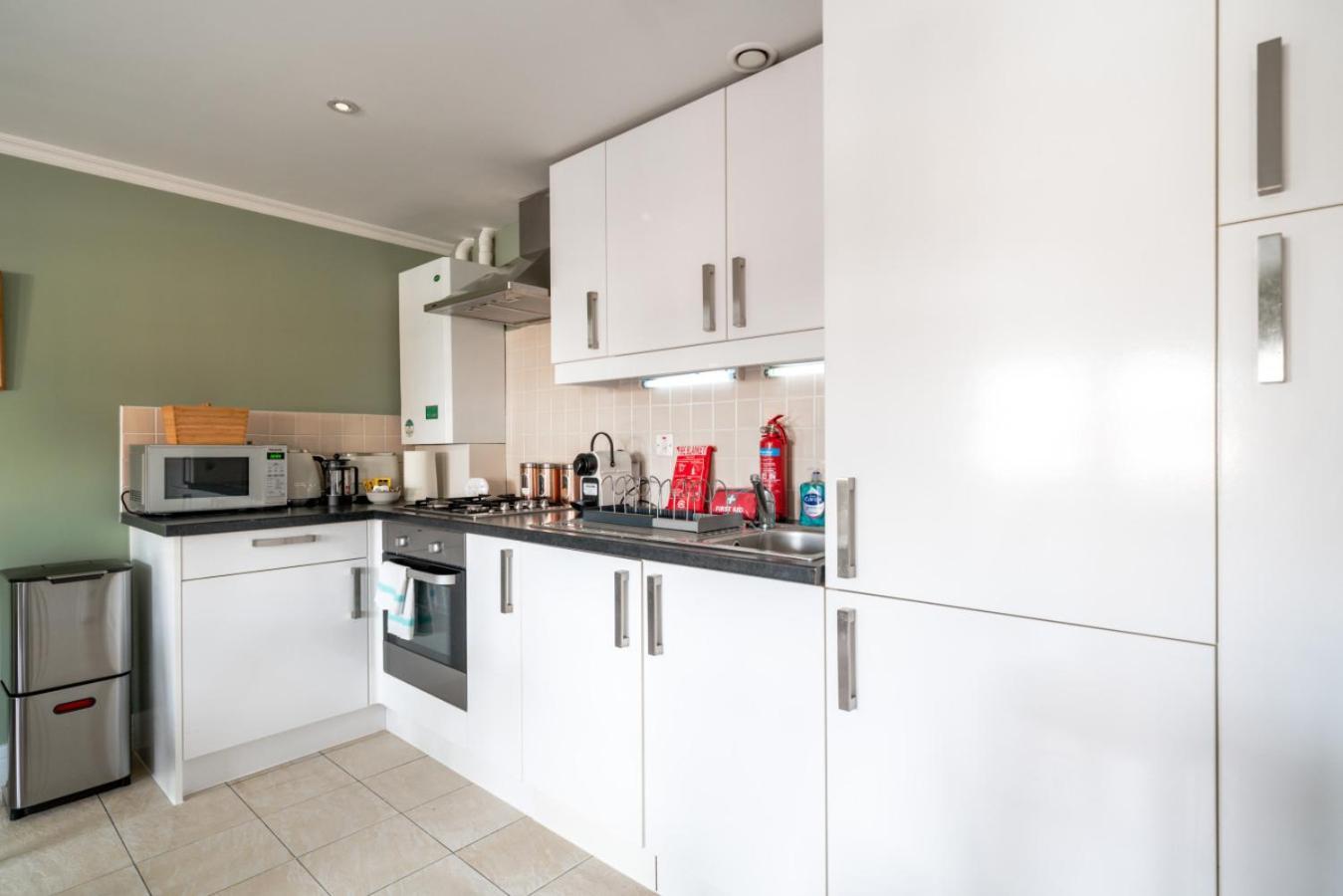 Designer 1 Bed Flat Barons Court Sleeps 4, Balcony