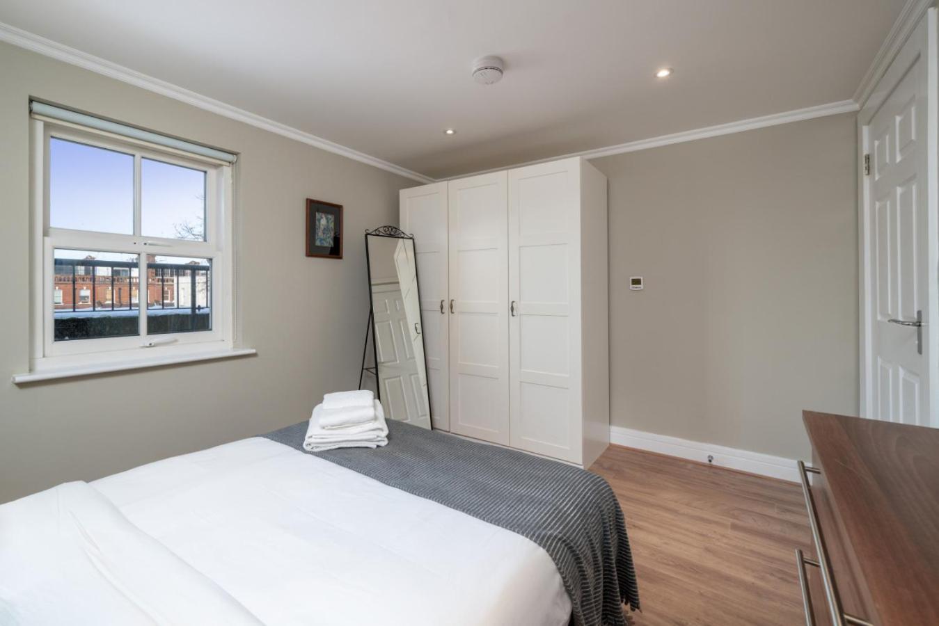 Designer 1 Bed Flat Barons Court Sleeps 4, Balcony Apartment London