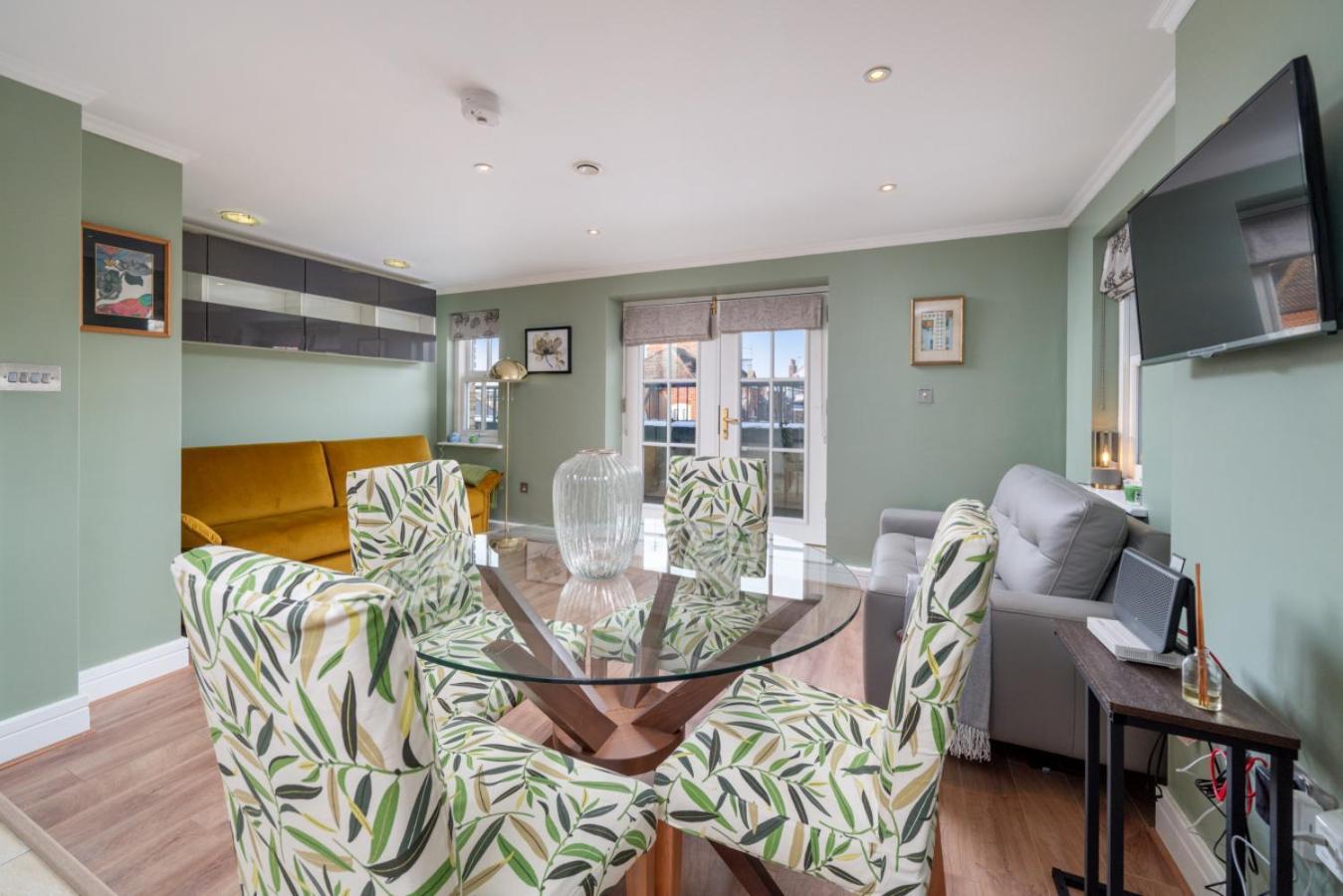 Designer 1 Bed Flat Barons Court Sleeps 4, Balcony * London