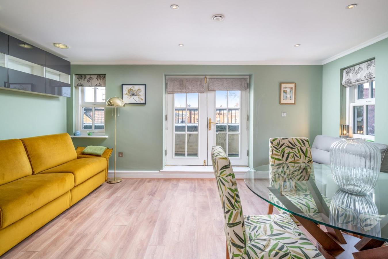 Designer 1 Bed Flat Barons Court Sleeps 4, Balcony