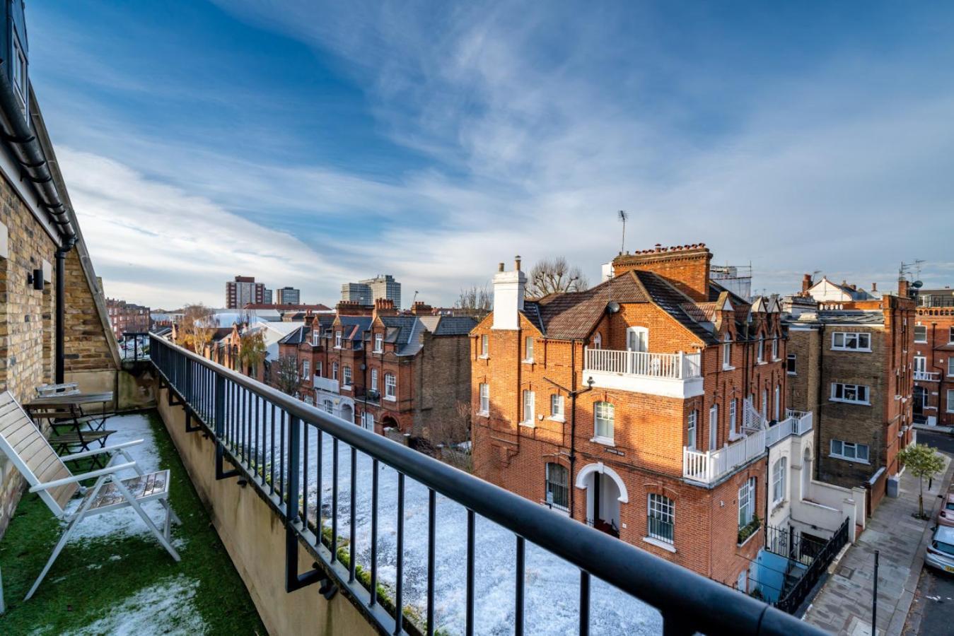 Designer 1 Bed Flat Barons Court Sleeps 4, Balcony * London