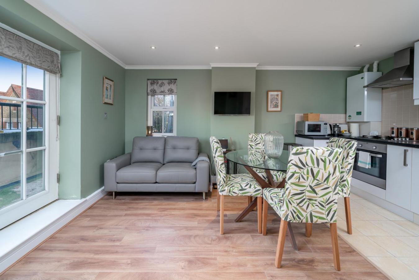 Designer 1 Bed Flat Barons Court Sleeps 4, Balcony