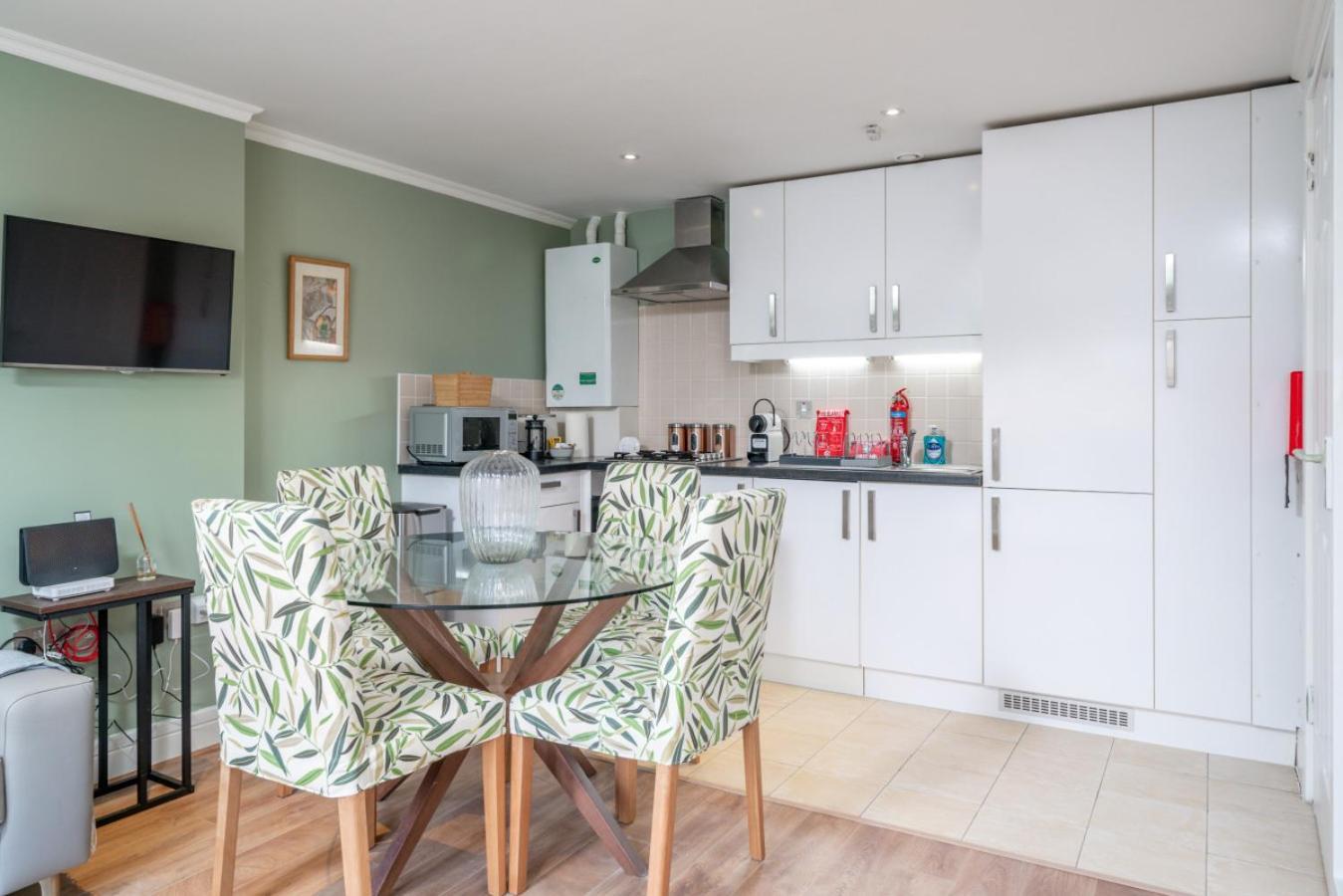 Designer 1 Bed Flat Barons Court Sleeps 4, Balcony Apartment *