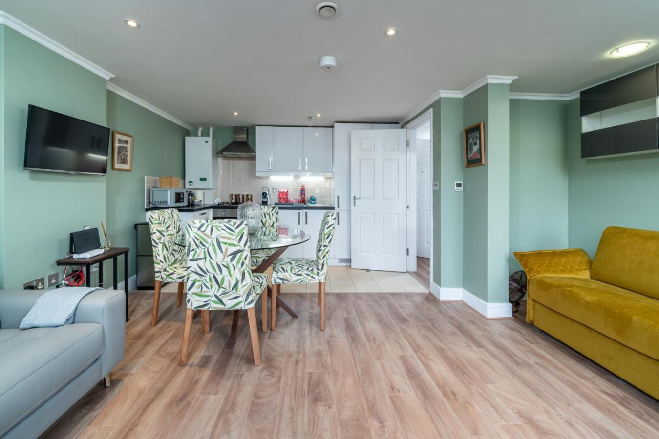 Apartment Designer 1 Bed Flat Barons Court Sleeps 4, Balcony
