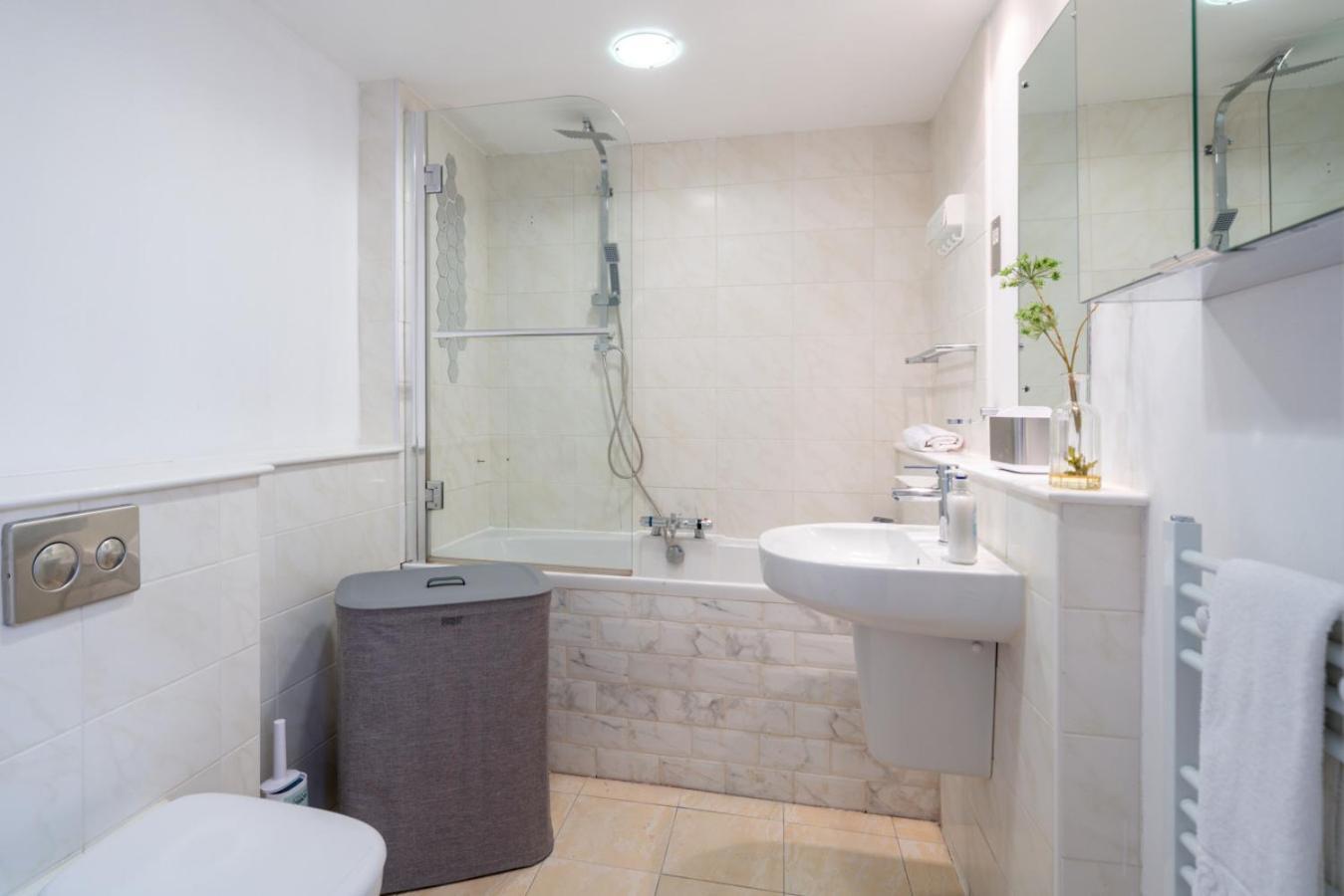 Designer 1 Bed Flat Barons Court Sleeps 4, Balcony Apartment