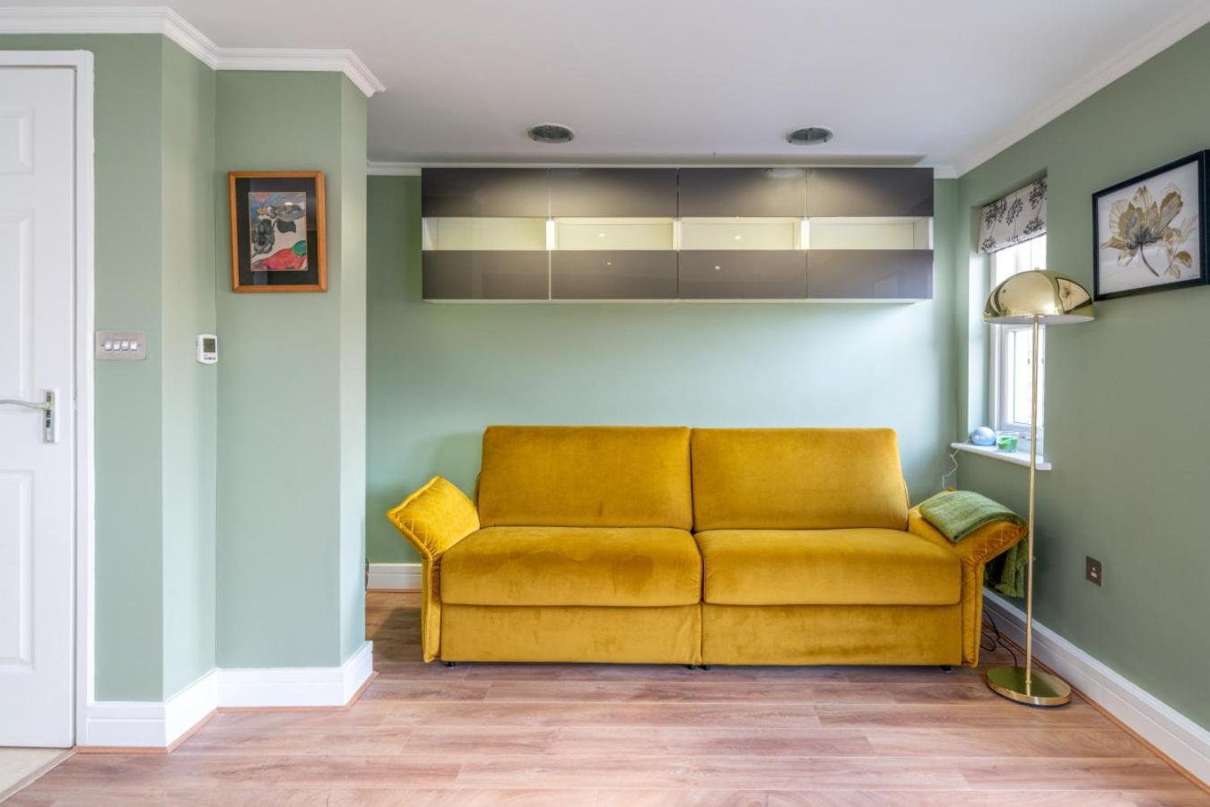 Designer 1 Bed Flat Barons Court Sleeps 4, Balcony *