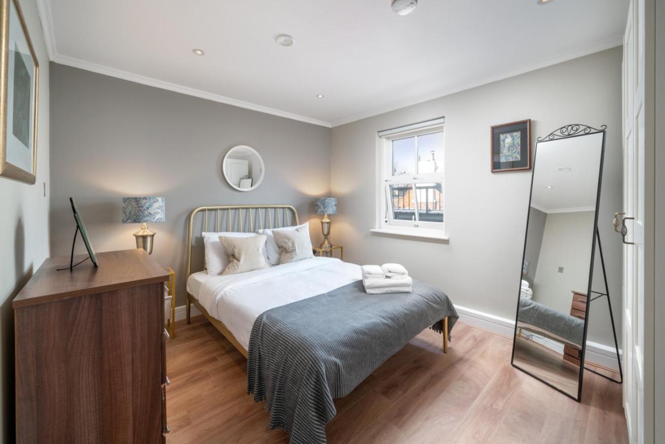 Designer 1 Bed Flat Barons Court Sleeps 4, Balcony Apartment *