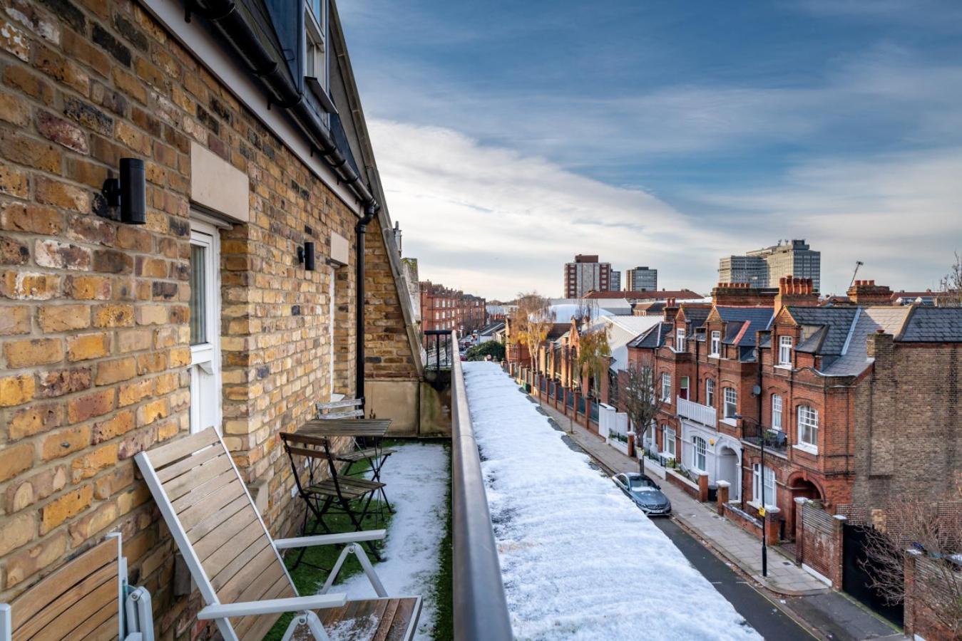 Designer 1 Bed Flat Barons Court Sleeps 4, Balcony Apartment London